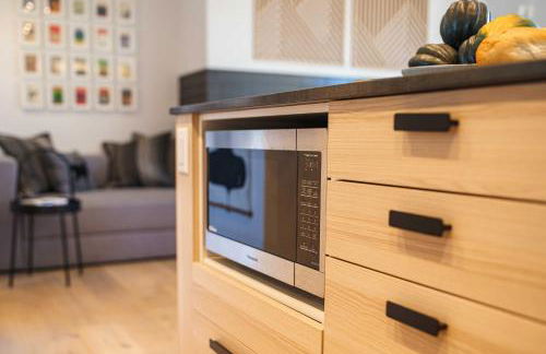 Chic Bend Condo with Fireplace and Forest Views! - Foto 13