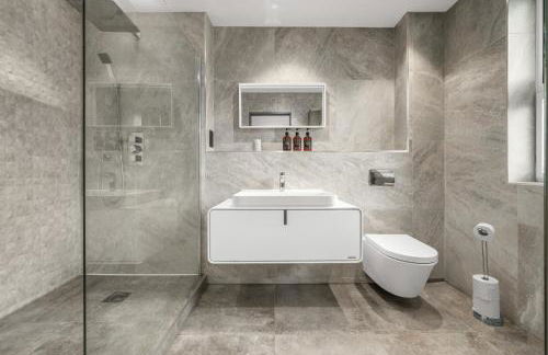 West Didsbury Retreat l Cinema l Sleeps 8 - Photo 20