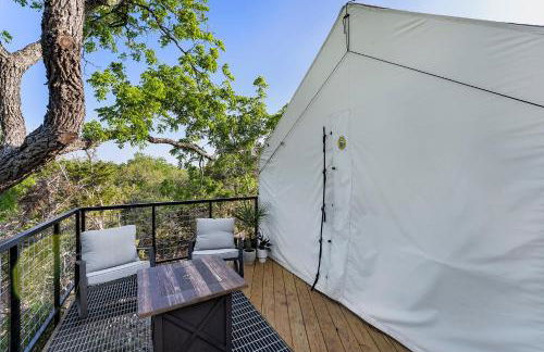 Treehouse Glamping at Pecan Haven W Hot Tub - Foto 16