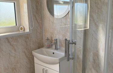 2 Bed Bungalow -25 Gower Holiday Village - Dog Friendly - Foto 3