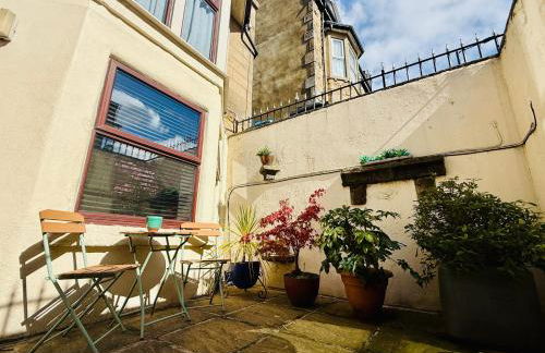 2 Bedroom - Garden Apartment, with parking - Foto 8