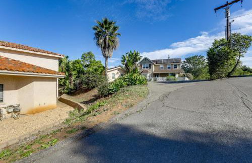 Private Hilltop Getaway with Patio Dogs Welcome! - Foto 22