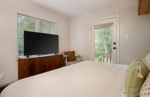 Downtown Bryan Treehouse Hot Tub and Peaceful Escape - Photo 6