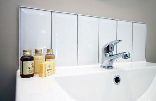 LUXURY 4 Bedroom 4 Ensuite Home in Penarth (Pool Table Games Room & BBQ Garden) with Sea Views - Photo 40