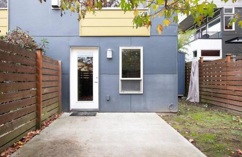 Stylish Urban Loft wFloating Stairs&Fireplace - Foto 46