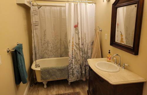 Newly remodeled mountain home! - Photo 11