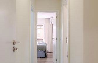 Spacious & Stylish Flat with Garage by HostWise - Foto 38