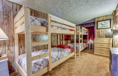 Lakefront Townsend Cabin with Fire Pit and Dock! - Foto 16