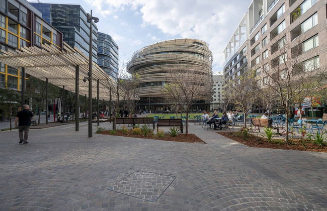 Modern Apartment in Darling Harbour - Photo 24