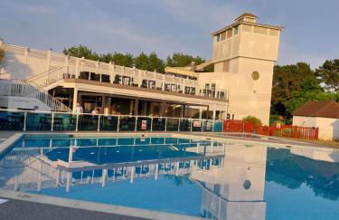 Family breaks at Rockley Park with Prosecco and a box of chocolates on arrival - Photo 3