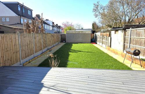 Modern Chic 3-Bed Retreat in Chadwell Heath - Foto 8