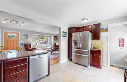 Charming four bedroom home with large yard and plenty of room for family - Foto 8