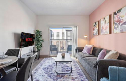 Bright Uptown Bliss - Free Parking, Walkable, Views - Foto 1