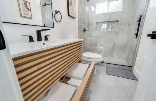 Brand New Apt w Parking Blocks from Downtown- F - Foto 9