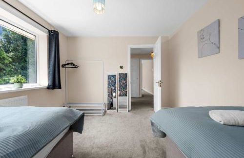 Lovely Greater MCR Family Home by City SuperHost - Photo 19