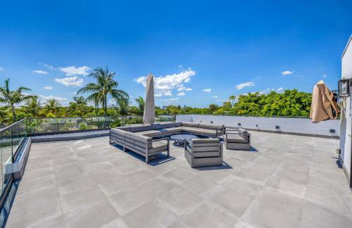 LVS Villa Blanco 5BR Coastal Oasis with Rooftop Sunset Deck Heated Pool Spa & Walk-to-Beach Access - Foto 7