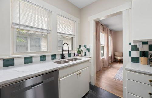 Beautiful 2 Bed 1 Bath home near College Hill - Photo 22