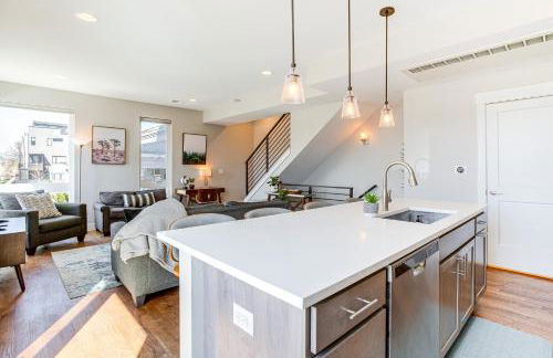 Walk to Mile High Stadium Modern Denver Townhome - Foto 11