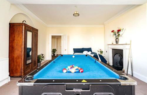 Perfect Family & Friends Home, Free Parking Security Onsite - Photo 1