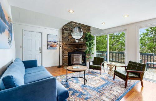 Hot Tub, Wraparound Deck, & WiFi at Chalet Cabin - Foto 7