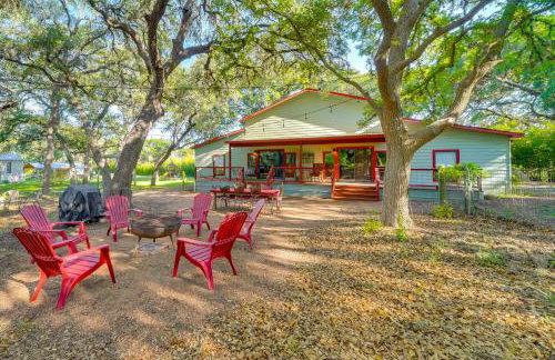 Peaceful Helotes Cabin Fire Pit, 9 Mi to Old Town - Foto 1