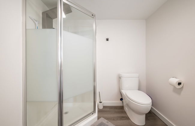 Modern Contemporary 2 Bedroom Suite - Photo 23