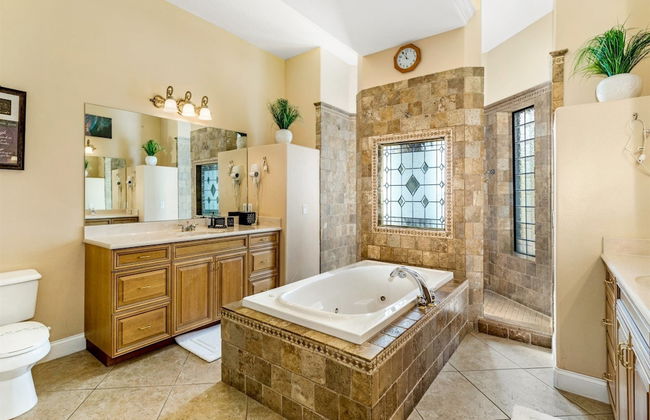 Stunning Large 7 bed Home With Private Pool, Spa, Balcony, Cinema Room, Fitness Suite and Able to see the Disney Fireworks - 467 - Foto 32