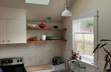 Cozy Alley Cottage, Concordia, Alberta Arts, NE PDX - Photo 3