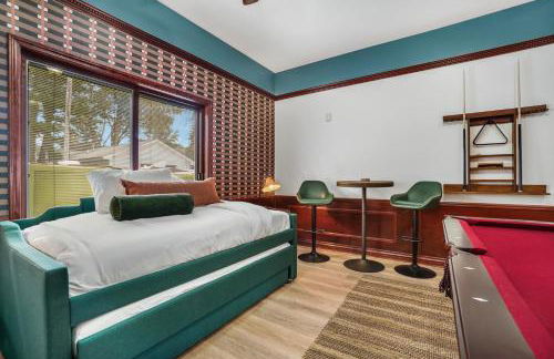 6BR Houghton Lake House with Indoor Pool, Hot Tub and Golf Simulator - Photo 21