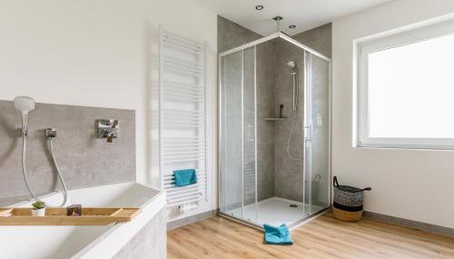 Kleeoase - Luxus Apartment- Jacuzzi - Dachterrasse - Kochinsel - kostenlose Parkplätze - See in 10 min - Foto 2, Garden view, towels, Shower