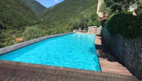 Stunning medieval setting surrounded by mountains - Photo 5