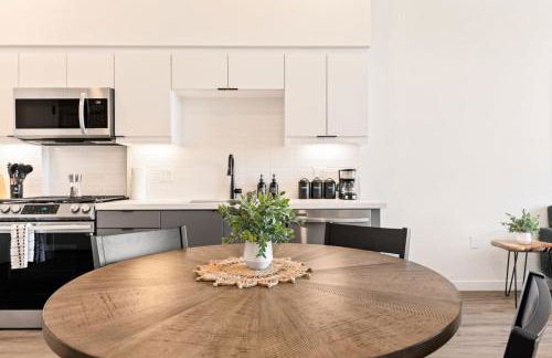 Modern Living, Stunning city views, 1Mile to Dodger Stadium - Photo 14