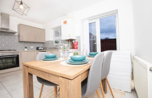 Spacious 4BR Home in Manchester with Parking & Wi-Fi - Foto 16