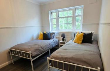 Stunning 3Bed 2bath family home with Garden - Photo 3