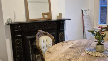 Beautiful 5-Bedroom home with Free Parking - Foto 3