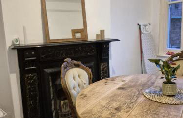 Beautiful 5-Bedroom home with Free Parking - Foto 3