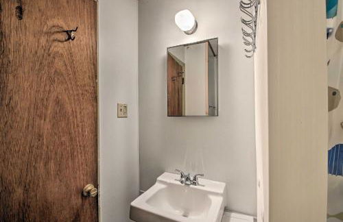 The Den Raymond Home with 200 Feet of Sandy Beach! - Foto 21