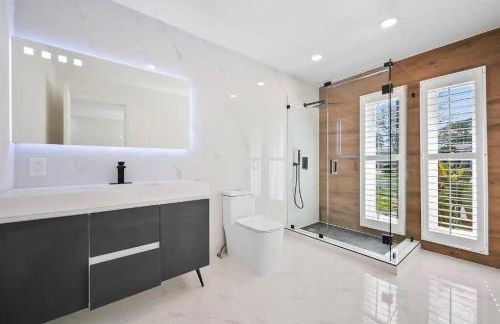 Inactive 193 Modern, 4B&3B with Pool and Lake - Foto 16