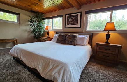Knotty Pine Cabin with Artisan Stone Patio - Walk to Bass Lake - Foto 17