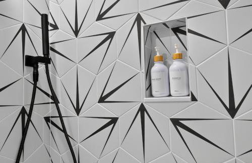 LUX Retreat Home with Yard - Foto 79