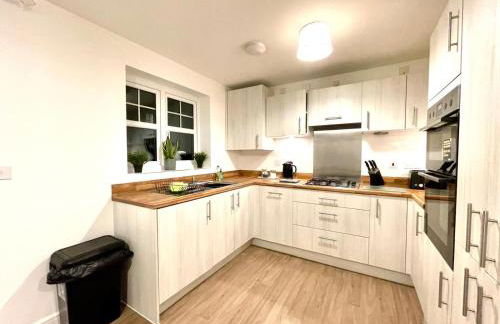 Churchill House 3 Bedroom Sleeps 6 Free Parking - Photo 1