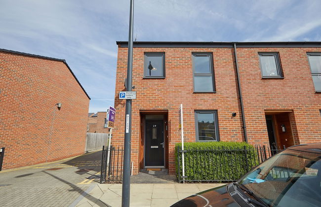 3 Bedroom Large House - Train Station - Photo 1