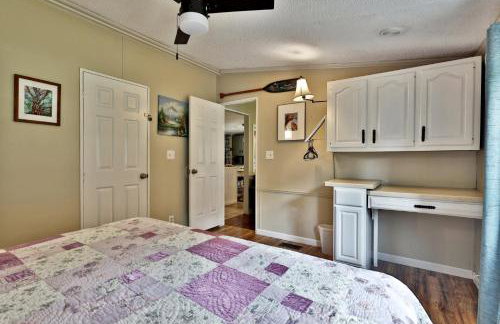 The Bomoseen Bungalow - Vermont Lake House Close to Ski Resorts! Private dock, ski rental ticket deals - Foto 23