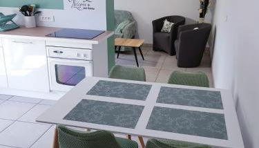 GITE BAS-EN-BASSET, HAUTE-LOIRE, MAISON et JARDIN ATYPIQUE PLEINE NATURE - Foto 3