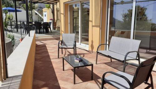 Chic Coastal Hill Escape - Photo 4