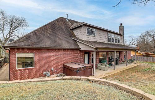 Pet-Friendly Tulsa Escape with Private Hot Tub! - Foto 38