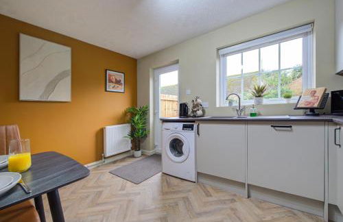 Central 3-Bedroom House Sleeps 5 with Parking - Foto 22