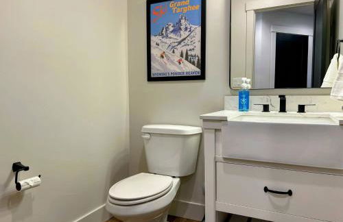 Alpine Escape Luxury Retreat, Hot Tub, Walkable, Mountain Views, 3 King Beds - Foto 17