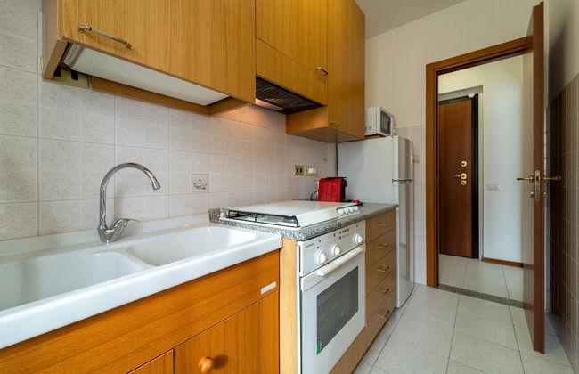 Scarlet Apartment with Garden - Photo 8