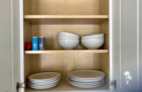 Lake View Top Floor 2 Bed 2 Bath Condo with Balcony - Foto 44